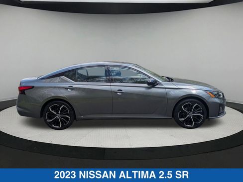 Used 2023 Nissan Altima 2.5 SR FWD image 2