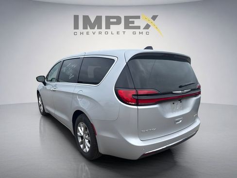 Used 2026 Chrysler Pacifica Limited FWD image 2