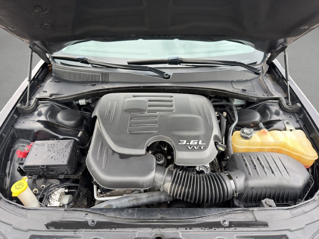 Used 2016 Chrysler 300 C RWD image 21