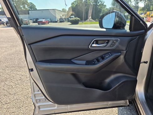 Used 2025 Nissan Rogue Platinum FWD image 23