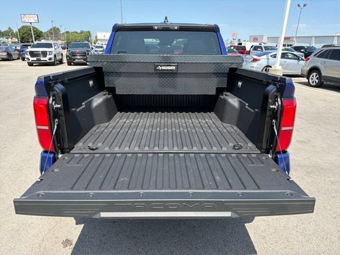 Used 2025 Toyota Tacoma SR5 AWD/4WD image 29
