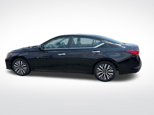 Used 2024 Nissan Altima 2.5 SV FWD image 2