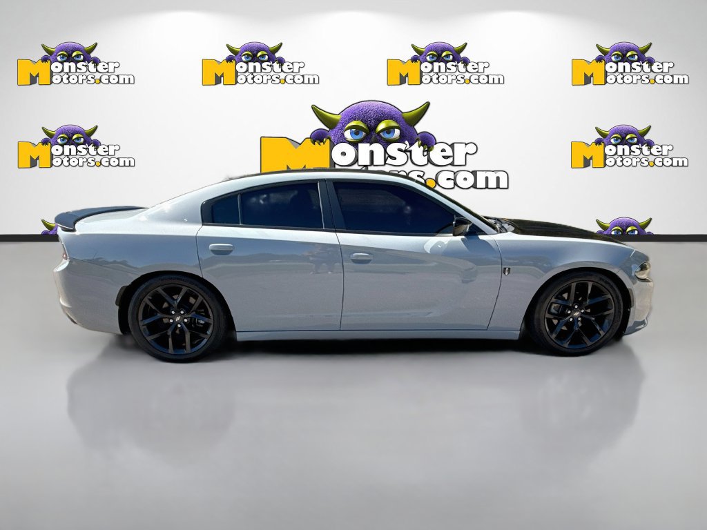 Used 2022 Dodge Charger SXT w/ Blacktop Package RWD image 4