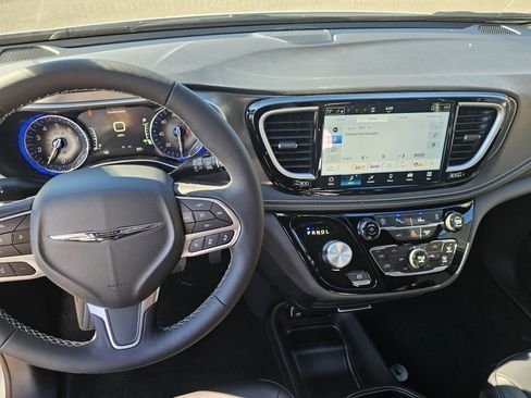 New 2026 Chrysler Pacifica Select image 6