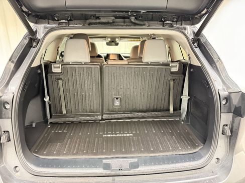 Used 2022 Toyota Highlander XLE AWD/4WD image 5