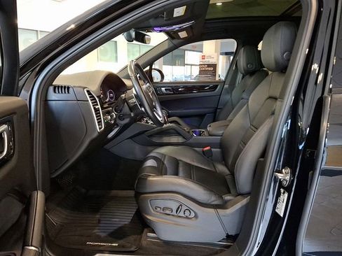 Used 2022 Porsche Cayenne Base image 18