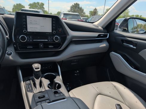 Used 2021 Toyota Highlander XLE AWD/4WD image 14