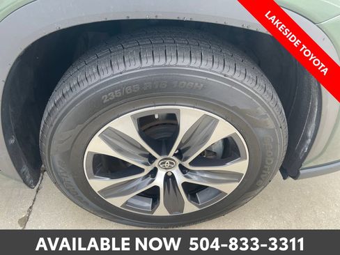 Certified 2024 Toyota Highlander XLE FWD image 12