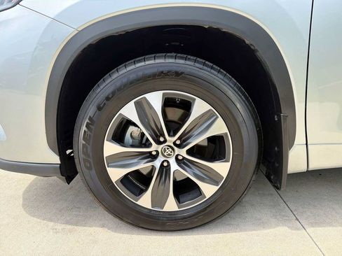 Used 2021 Toyota Highlander XLE AWD/4WD image 10