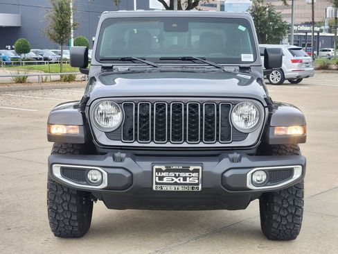 Used 2025 Jeep Gladiator Sport image 2