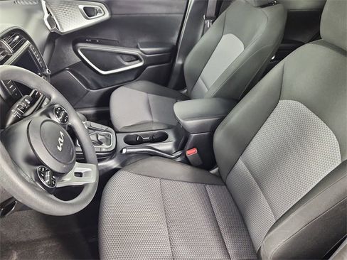 Used 2023 Kia Soul LX w/ LX Technology Package image 10