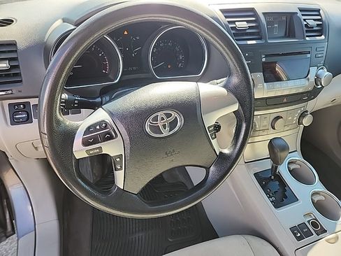 Used 2012 Toyota Highlander 4WD w/ Tech Pkg image 9