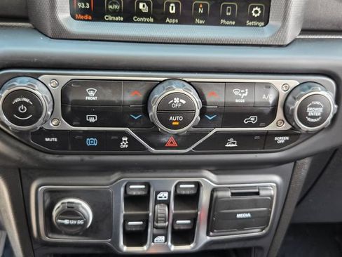 Used 2022 Jeep Wrangler Unlimited Sahara AWD/4WD image 19