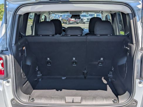 Used 2021 Jeep Renegade Latitude FWD image 26