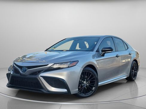 Used 2022 Toyota Camry SE w/ Convenience Package image 2