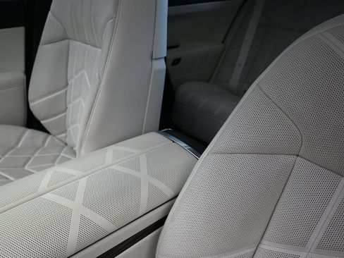 Used 2023 BMW 740i image 14