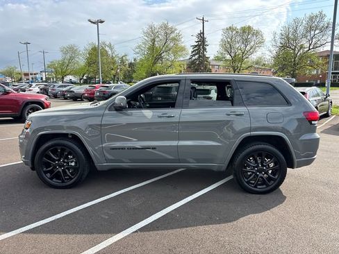 Used 2022 Jeep Grand Cherokee Laredo X AWD/4WD image 3