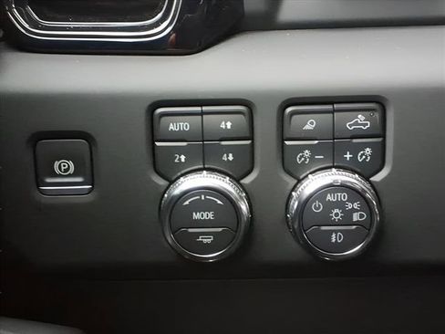 Used 2024 GMC Sierra 1500 AT4 w/ Technology Package AWD/4WD image 12