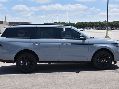 New 2026 Lincoln Navigator Reserve w/ Jet Appearance Package AWD/4WD image 5