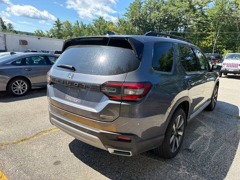 Used 2024 Honda Pilot Touring image 4