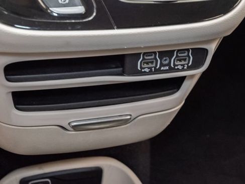 Used 2024 Chrysler Pacifica Touring-L FWD image 22