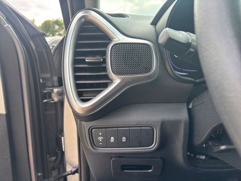 Used 2025 Kia Soul LX w/ LX Technology Package image 32