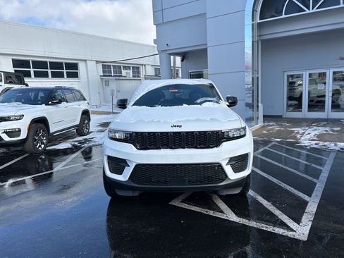 New 2025 Jeep Grand Cherokee Altitude image 6