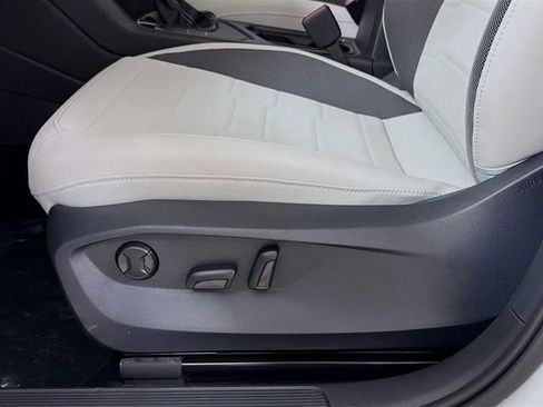 New 2026 Volkswagen Taos SE image 19