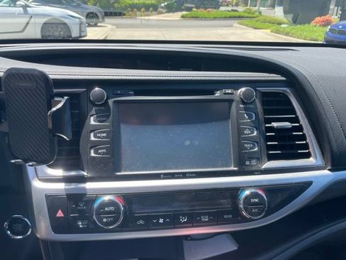Used 2018 Toyota Highlander SE AWD/4WD image 14