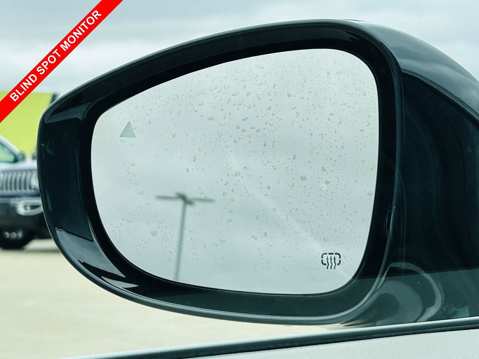 Used 2024 Chrysler Pacifica Touring-L FWD image 9