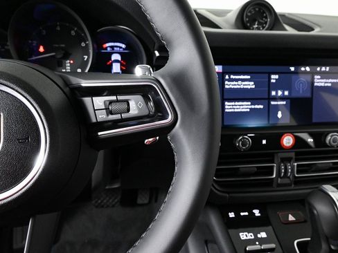 Certified 2025 Porsche Macan AWD image 11