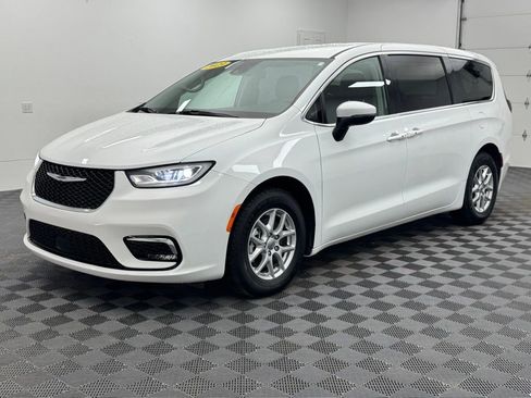 Used 2023 Chrysler Pacifica Touring-L FWD image 2
