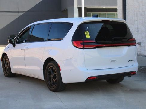 Used 2024 Chrysler Pacifica Limited image 3