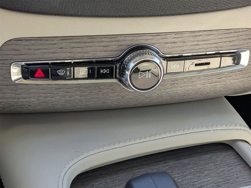 Used 2023 Volvo XC90 B5 Plus image 23