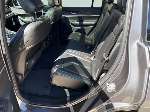 New 2025 Jeep Grand Cherokee Limited w/ Black Appearance Package image 15