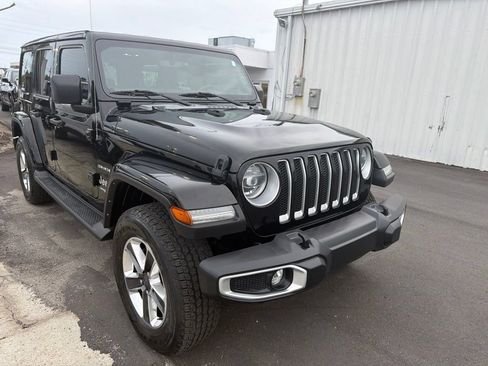 Used 2022 Jeep Wrangler Unlimited Sahara w/ LED Lighting Group AWD/4WD image 2