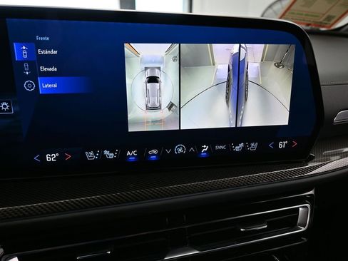 Used 2025 Chevrolet Traverse High Country FWD image 27