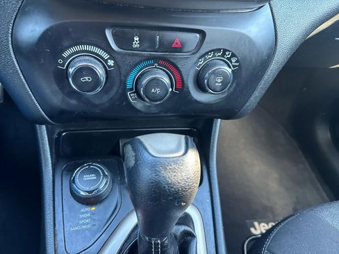 Used 2015 Jeep Cherokee Sport AWD/4WD image 17