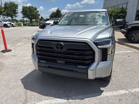 Used 2022 Toyota Tundra SR5 w/ SR5 Convenience Package AWD/4WD image 11