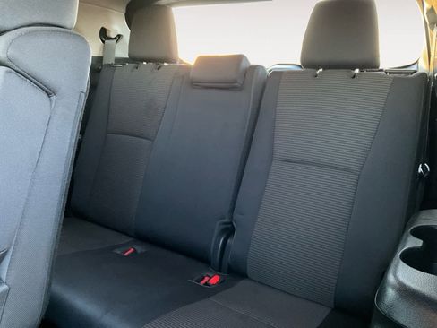 Used 2022 Toyota Highlander LE image 28