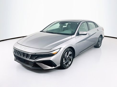 Used 2025 Hyundai Elantra SEL image 3