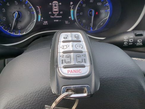 Used 2023 Chrysler Pacifica Touring-L FWD image 24