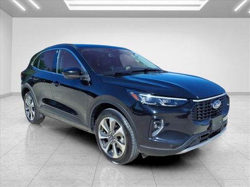 Used 2023 Ford Escape Platinum AWD/4WD image 2