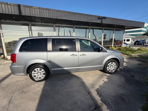 Used 2018 Dodge Grand Caravan SE w/ UConnect Hands-Free Group FWD image 8