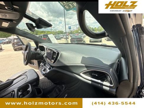 Used 2024 Chrysler Pacifica Touring-L w/ S Appearance Package FWD image 28