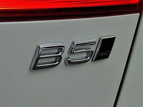 Certified 2025 Volvo XC60 B5 Plus image 28