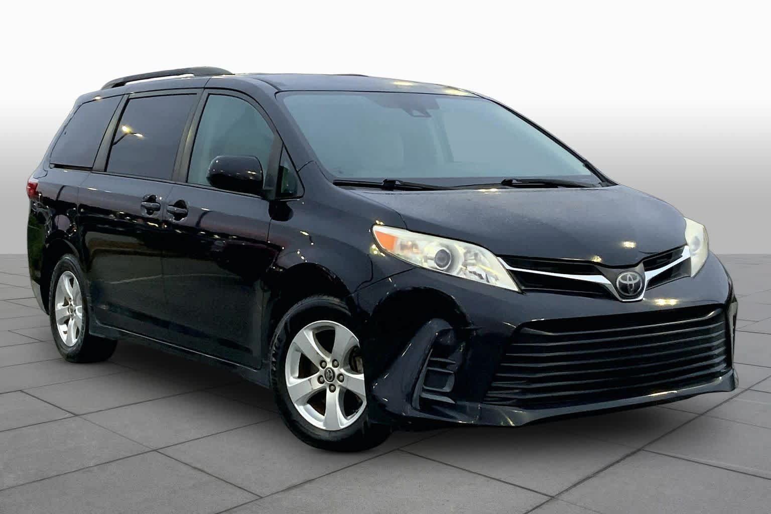 Used 2018 Toyota Sienna LE FWD image 3