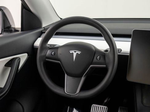 Used 2021 Tesla Model Y Long Range image 11