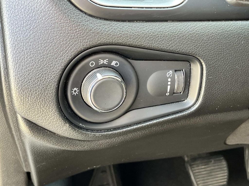 Used 2023 Jeep Renegade Latitude AWD/4WD image 30