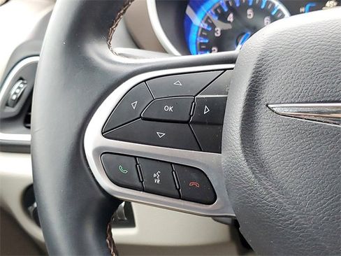 Used 2017 Chrysler Pacifica Touring-L image 19